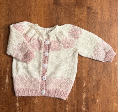 Rosekofte 3-6mnd Hvit halskant.